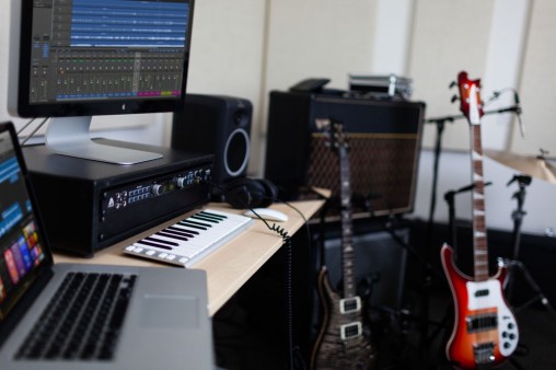 Ensemble-Thunderbolt-Home-Studio-Logic-Desk-Guitars-2-1000