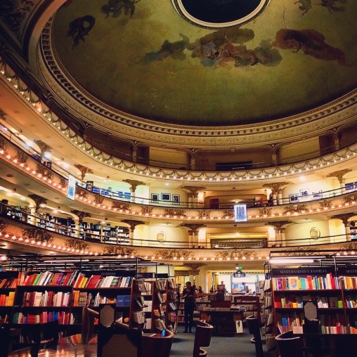 ブエノスアイレスの観光案内で定番の元オペラ座を改装したアテネ書店
