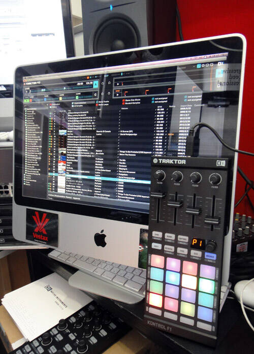 新世代のDJプレイを切り拓く、NI TRAKTOR KONTROL F1が店頭で