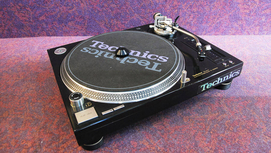 Technics SL-1200 ターンテーブル　mk5 中古品のSL-1200 MK5シルバーが入荷いたしました！