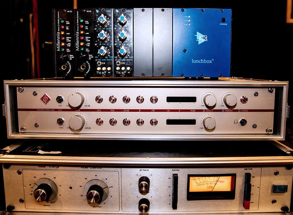 v402