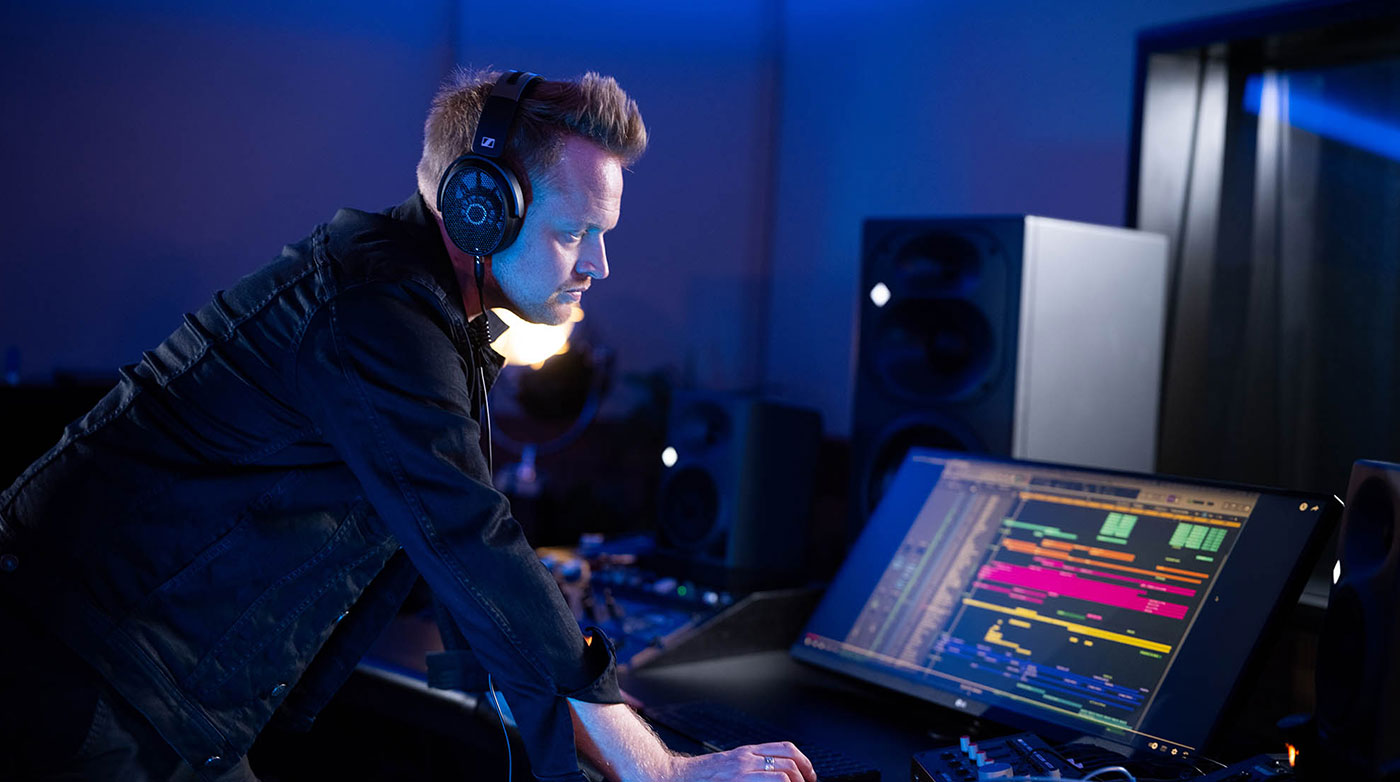 HD_490_Pro_Product_Shot_In_Use_Qube_59.1